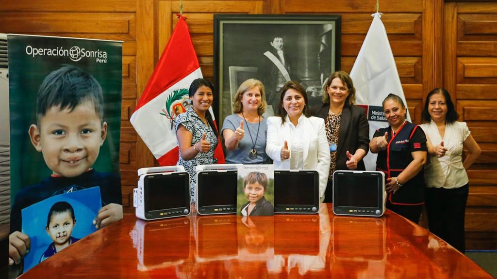 Más niñas y niños con paladar hendido y labio fisurado podrán ser operados en hospitales de Lima y regiones gracias al convenio que el Ministerio de Salud (Minsa) firmó con la Asociación Operación Sonrisa.
La ministra Rosa Gutiérrez Palomino y Claudia Tudela Gubbins, directora ejecutiva de Operación Sonrisa, firmaron el acuerdo que permitirá que la asociación trabaje con hospitales a nivel nacional y brinde capacitaciones al personal de salud para así ayudar al desembalse quirúrgico de las operaciones de niñas y niños que tienen paladar hundido y/o labio paladar fisurado.
“Lo que más deseamos es tener niñas y niños sonriendo. Este tipo de operaciones les ayuda a recuperar su alegría y autoestima”, expresó la ministra. Por su parte, Claudia Tudela resaltó que la asociación tiene 24 años realizando este tipo operaciones en beneficio de los menores de Lima y regiones.
El convenio tendrá una vigencia de 5 años y tiene tres objetivos: hacer convenios específicos con más hospitales a nivel nacional, ayudar al desembalse quirúrgico de los pacientes con labio y paladar fisurados, y colaborar con capacitaciones del personal en los establecimientos de salud.
Además, Operación Sonrisa entregó al Minsa una donación de cuatro monitores multiparámetros, los cuales serán distribuidos a los hospitales que los necesiten.