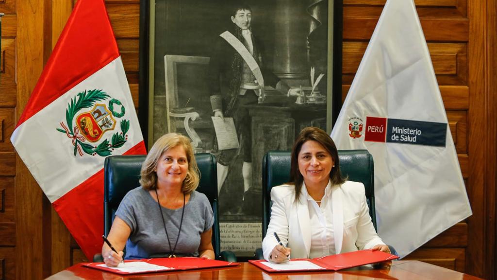 Más niñas y niños con paladar hendido y labio fisurado podrán ser operados en hospitales de Lima y regiones gracias al convenio que el Ministerio de Salud (Minsa) firmó con la Asociación Operación Sonrisa.
La ministra Rosa Gutiérrez Palomino y Claudia Tudela Gubbins, directora ejecutiva de Operación Sonrisa, firmaron el acuerdo que permitirá que la asociación trabaje con hospitales a nivel nacional y brinde capacitaciones al personal de salud para así ayudar al desembalse quirúrgico de las operaciones de niñas y niños que tienen paladar hundido y/o labio paladar fisurado.
“Lo que más deseamos es tener niñas y niños sonriendo. Este tipo de operaciones les ayuda a recuperar su alegría y autoestima”, expresó la ministra. Por su parte, Claudia Tudela resaltó que la asociación tiene 24 años realizando este tipo operaciones en beneficio de los menores de Lima y regiones.
El convenio tendrá una vigencia de 5 años y tiene tres objetivos: hacer convenios específicos con más hospitales a nivel nacional, ayudar al desembalse quirúrgico de los pacientes con labio y paladar fisurados, y colaborar con capacitaciones del personal en los establecimientos de salud.
Además, Operación Sonrisa entregó al Minsa una donación de cuatro monitores multiparámetros, los cuales serán distribuidos a los hospitales que los necesiten.