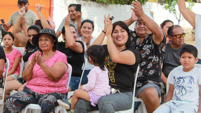Vecinos de las Delicias de Villa alegres por la promesa cumplida del alcalde