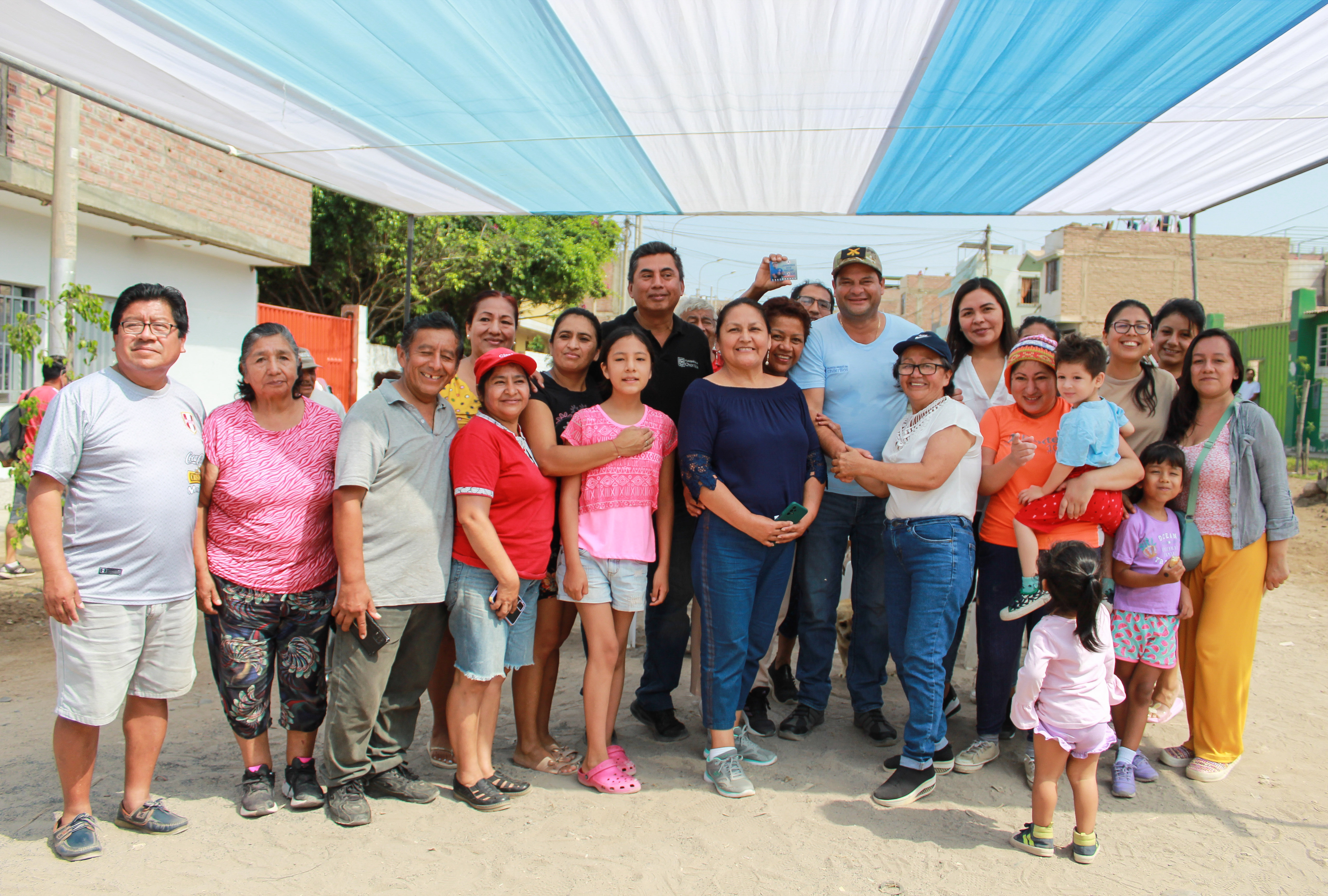 Alcalde Fernando Velasco junto a funcionarios y vecinos de las Delicias de Villa