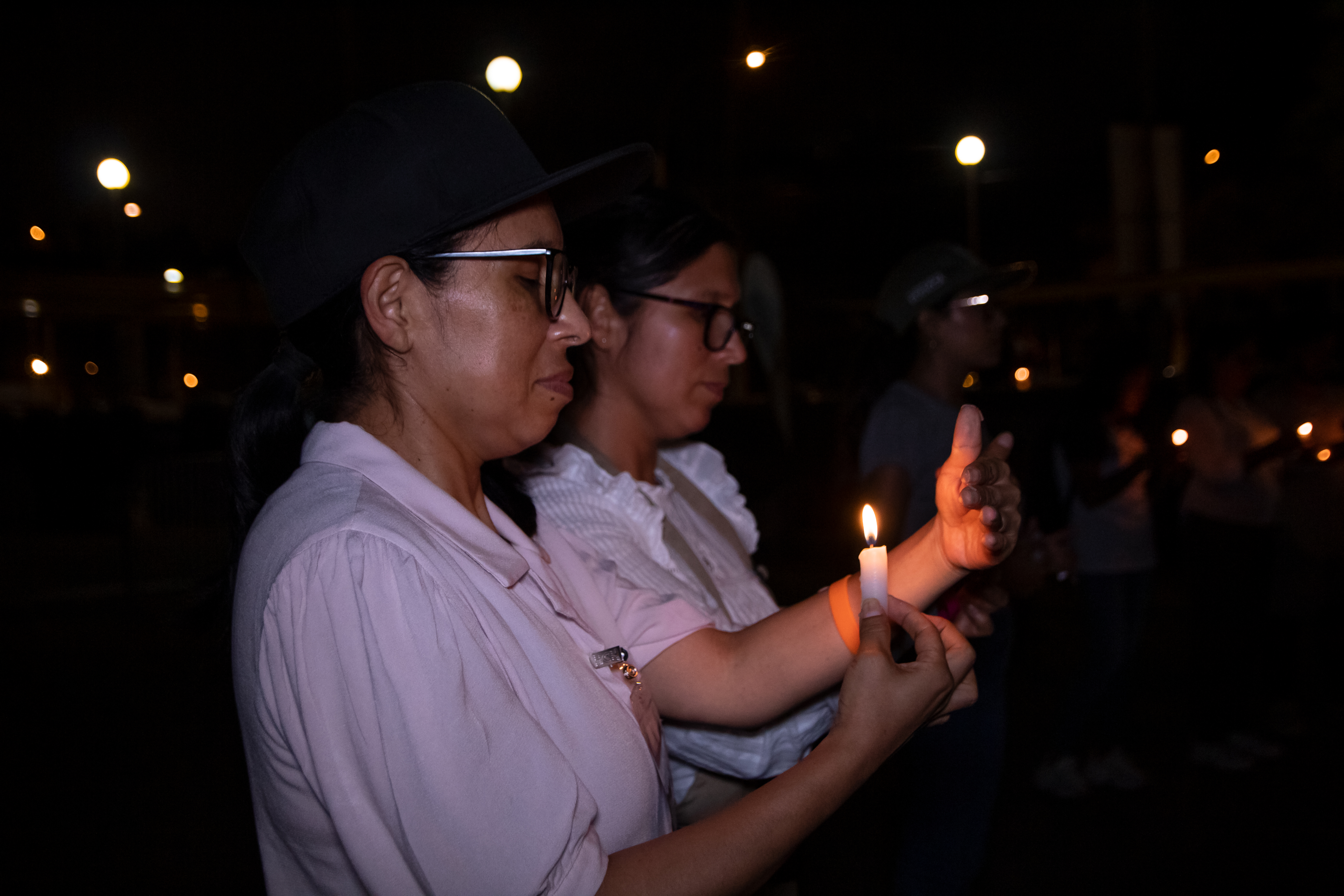 Participantes encendieron velas de manera simbólica