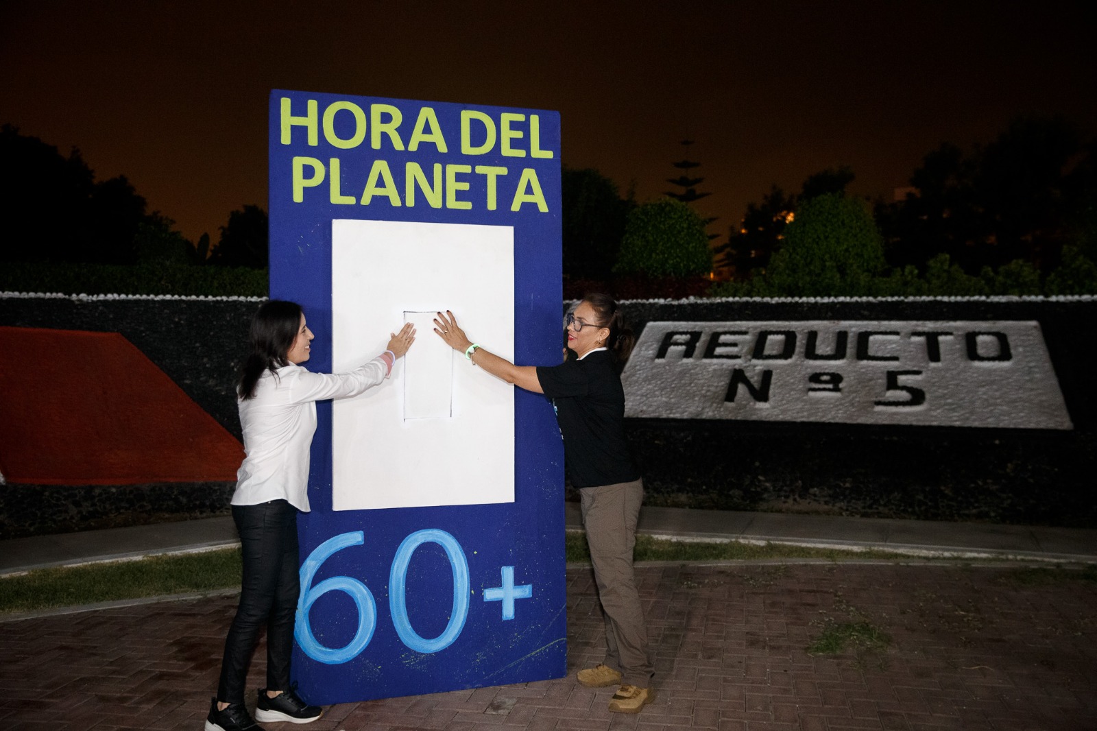 Apagón simbólico de luces durante una hora fue al acto central en el parque Reducto N°5.