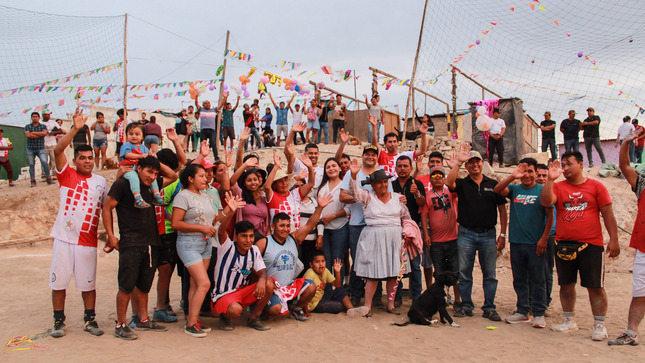 Vecinos del asentamiento humano Nueva Generación del Morro, recibieron alegres al alcalde de Chorrillos
