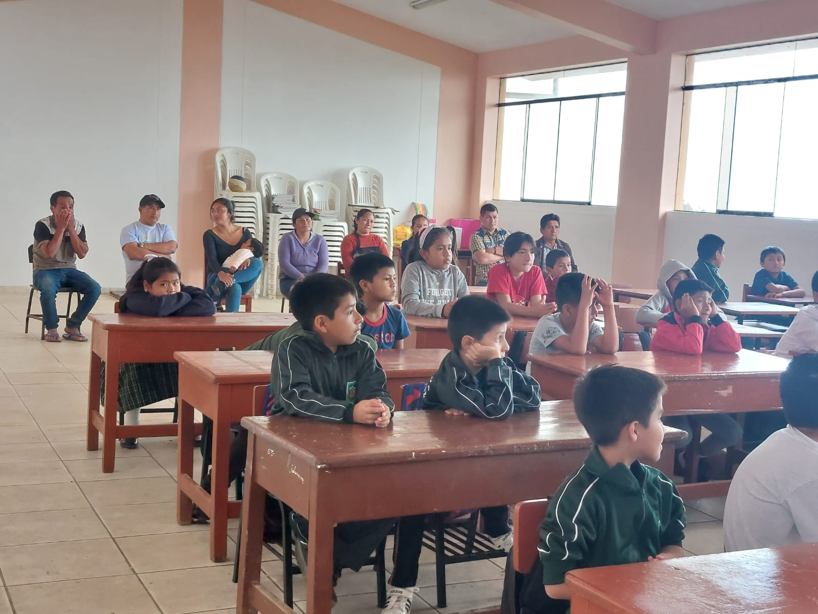Padres de familia participando en la primera actividad