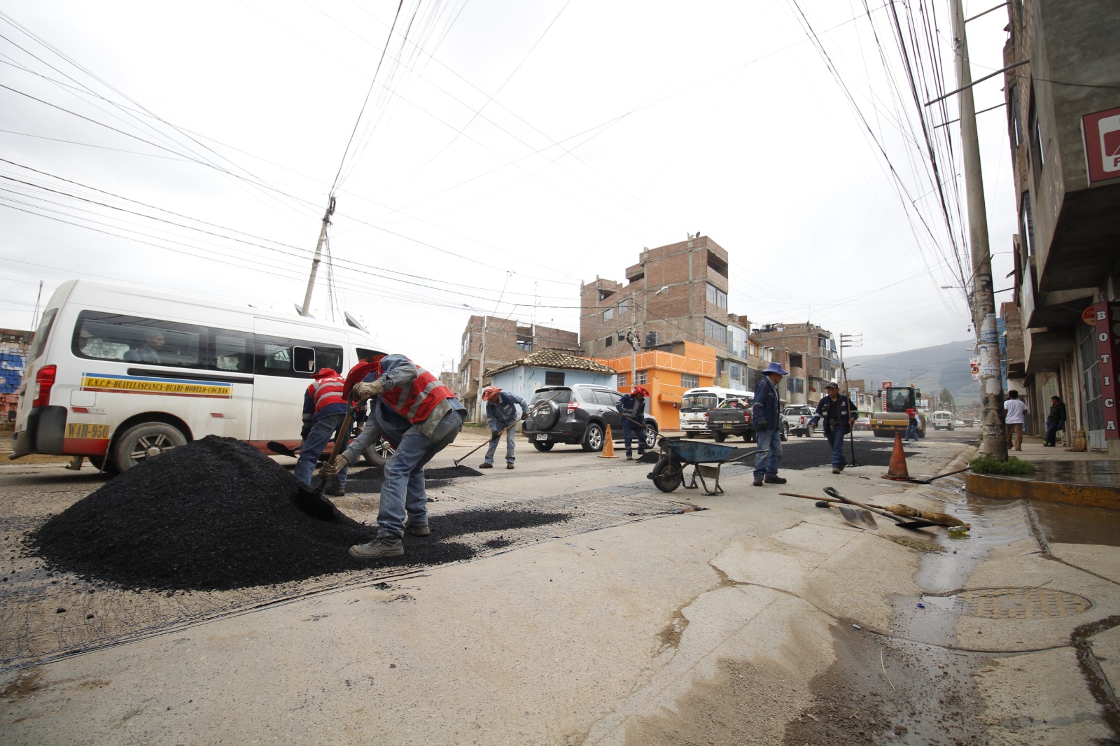La Gerencia de Obras Públicas de la Municipalidad Provincial de Huancayo viene ejecutando el Plan de Bacheo a través del área de Mantenimiento de Vías