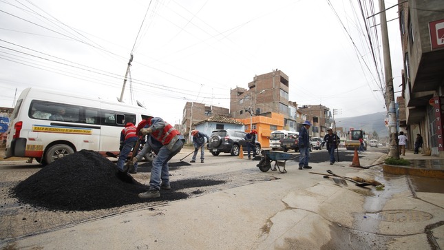 La Gerencia de Obras Públicas de la Municipalidad Provincial de Huancayo viene ejecutando el Plan de Bacheo a través del área de Mantenimiento de Vías
