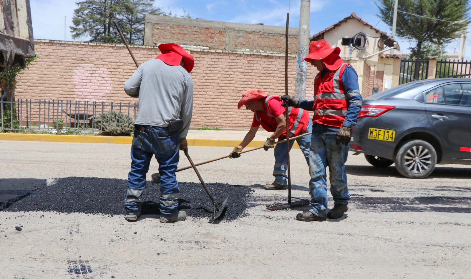 La Gerencia de Obras Públicas de la Municipalidad Provincial de Huancayo viene ejecutando el Plan de Bacheo a través del área de Mantenimiento de Vías