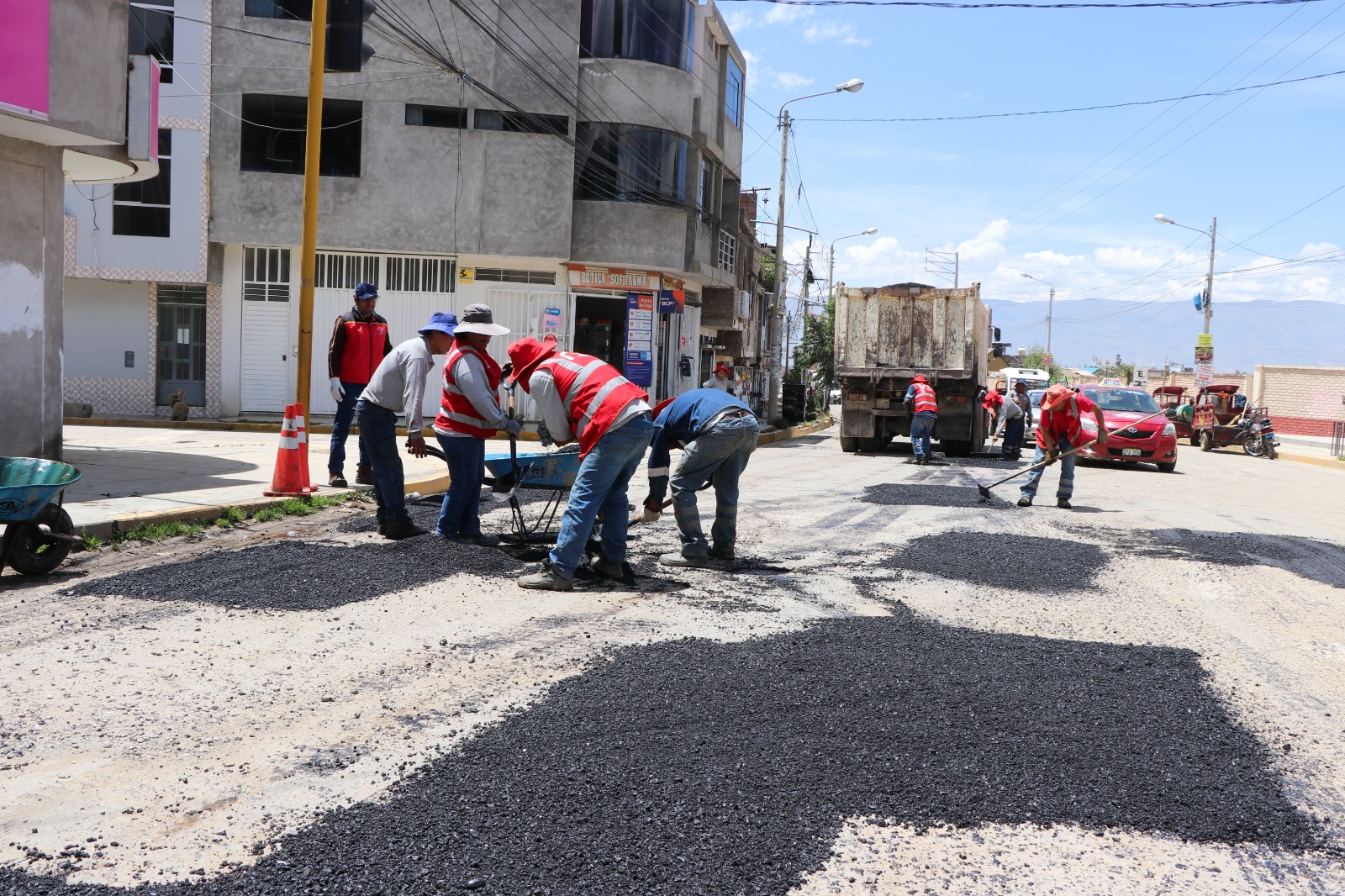 La Gerencia de Obras Públicas de la Municipalidad Provincial de Huancayo viene ejecutando el Plan de Bacheo a través del área de Mantenimiento de Vías