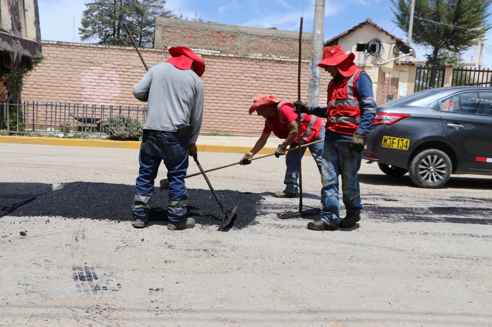 La Gerencia de Obras Públicas de la Municipalidad Provincial de Huancayo viene ejecutando el Plan de Bacheo a través del área de Mantenimiento de Vías
