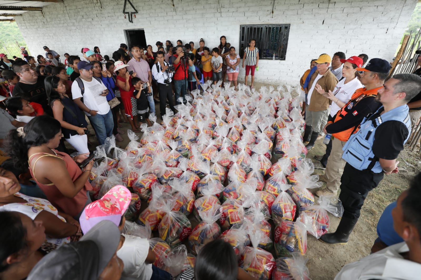 Ministra de Vivienda, Hania Pérez de Cuéllar entregó ayuda alimentaria a poblaciones afectadas por las lluvias en Piura