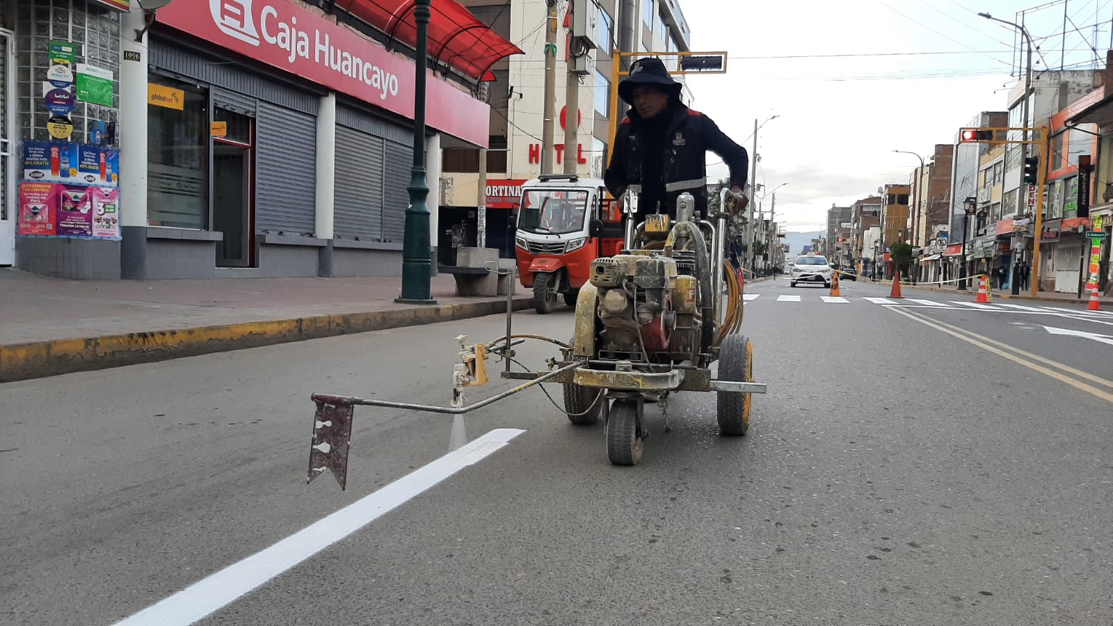 "Se viene realizando el pintado de más de 500 metros de señalización en ambos sentidos de la vía a favor de los ciudadanos y transportistas de Huancayo