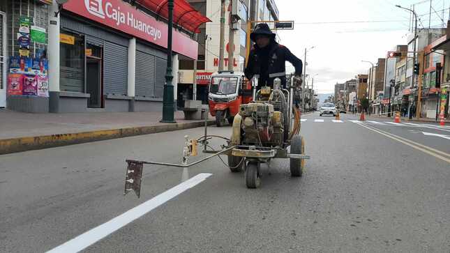 "Se viene realizando el pintado de más de 500 metros de señalización en ambos sentidos de la vía a favor de los ciudadanos y transportistas de Huancayo 