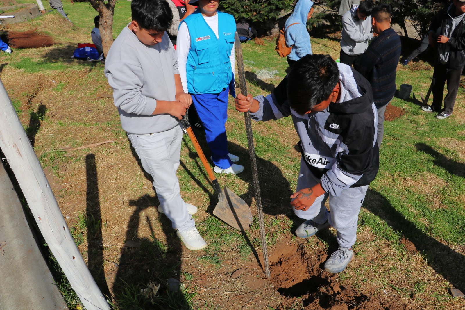 Continuando con las acciones de restauración de suelos degradados, así como de sensibilizar a la población en el cuidado y preservación del medioambiente