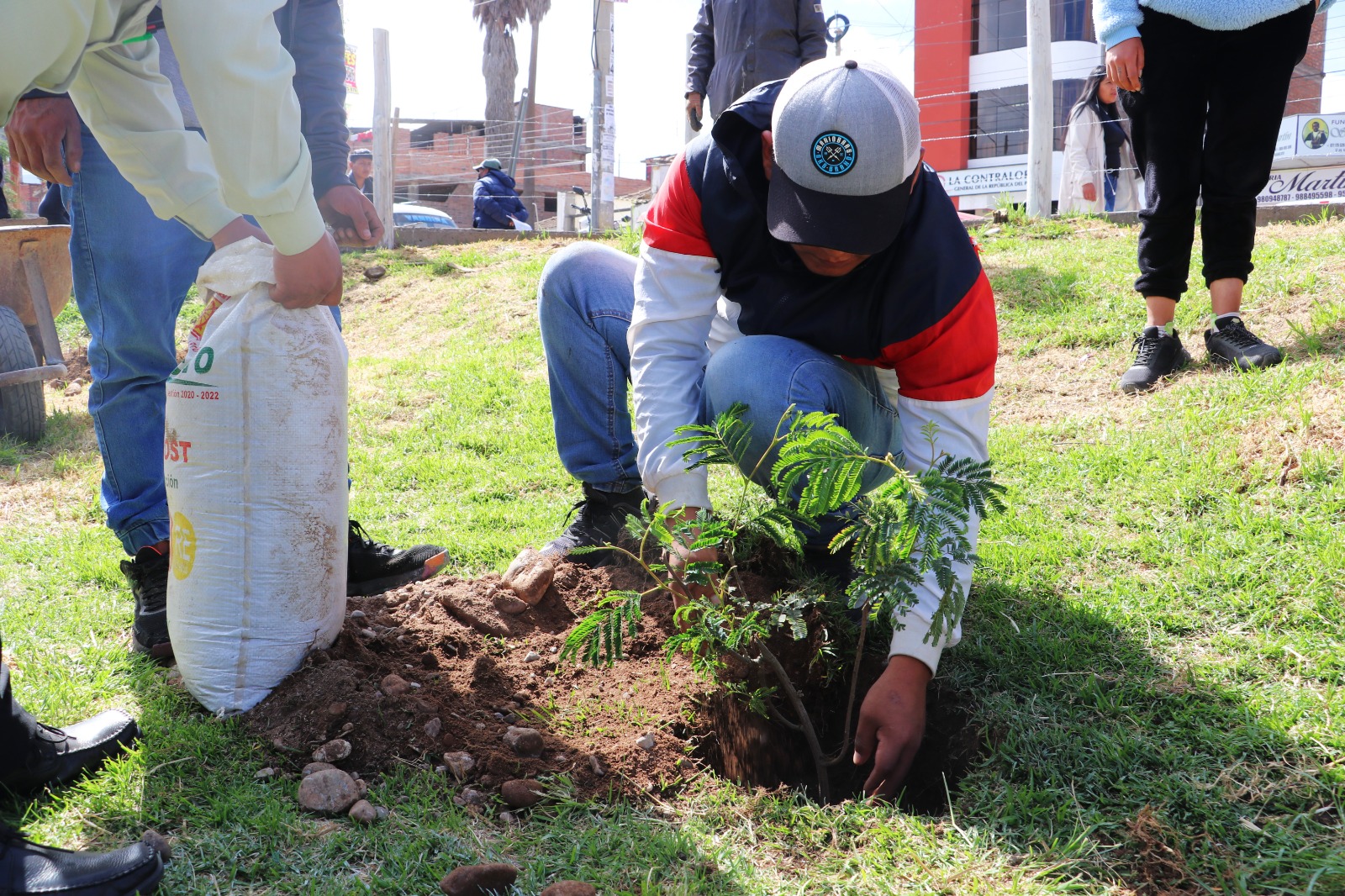Continuando con las acciones de restauración de suelos degradados, así como de sensibilizar a la población en el cuidado y preservación del medioambiente