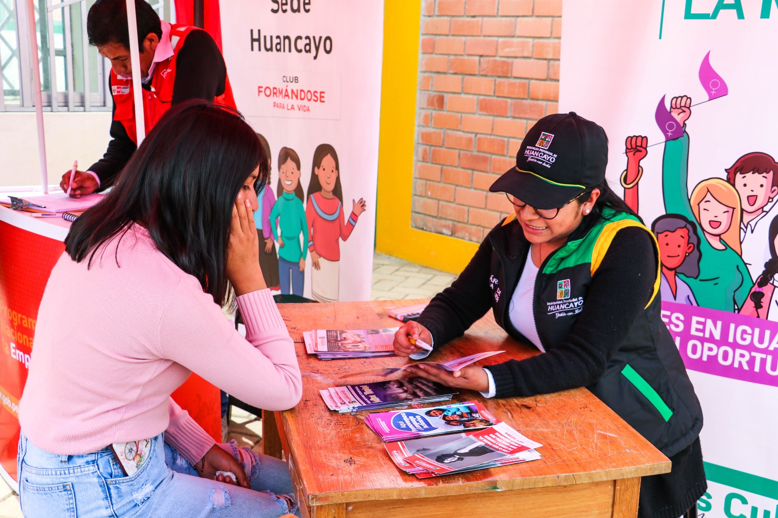 La Gerencia de Desarrollo e Inclusión Social, a través del área de la Mujer y Barrio Seguro, organizaron una Miniferia informativa