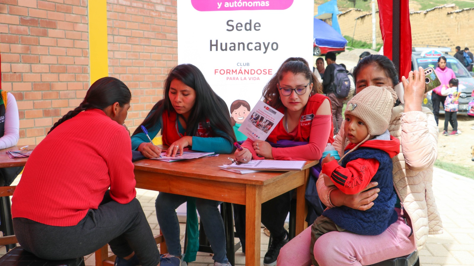 La Gerencia de Desarrollo e Inclusión Social, a través del área de la Mujer y Barrio Seguro, organizaron una Miniferia informativa