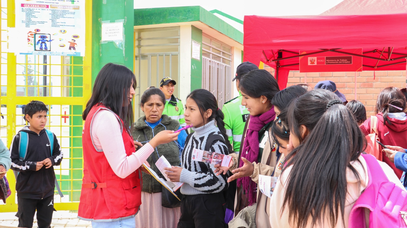La Gerencia de Desarrollo e Inclusión Social, a través del área de la Mujer y Barrio Seguro, organizaron una Miniferia informativa