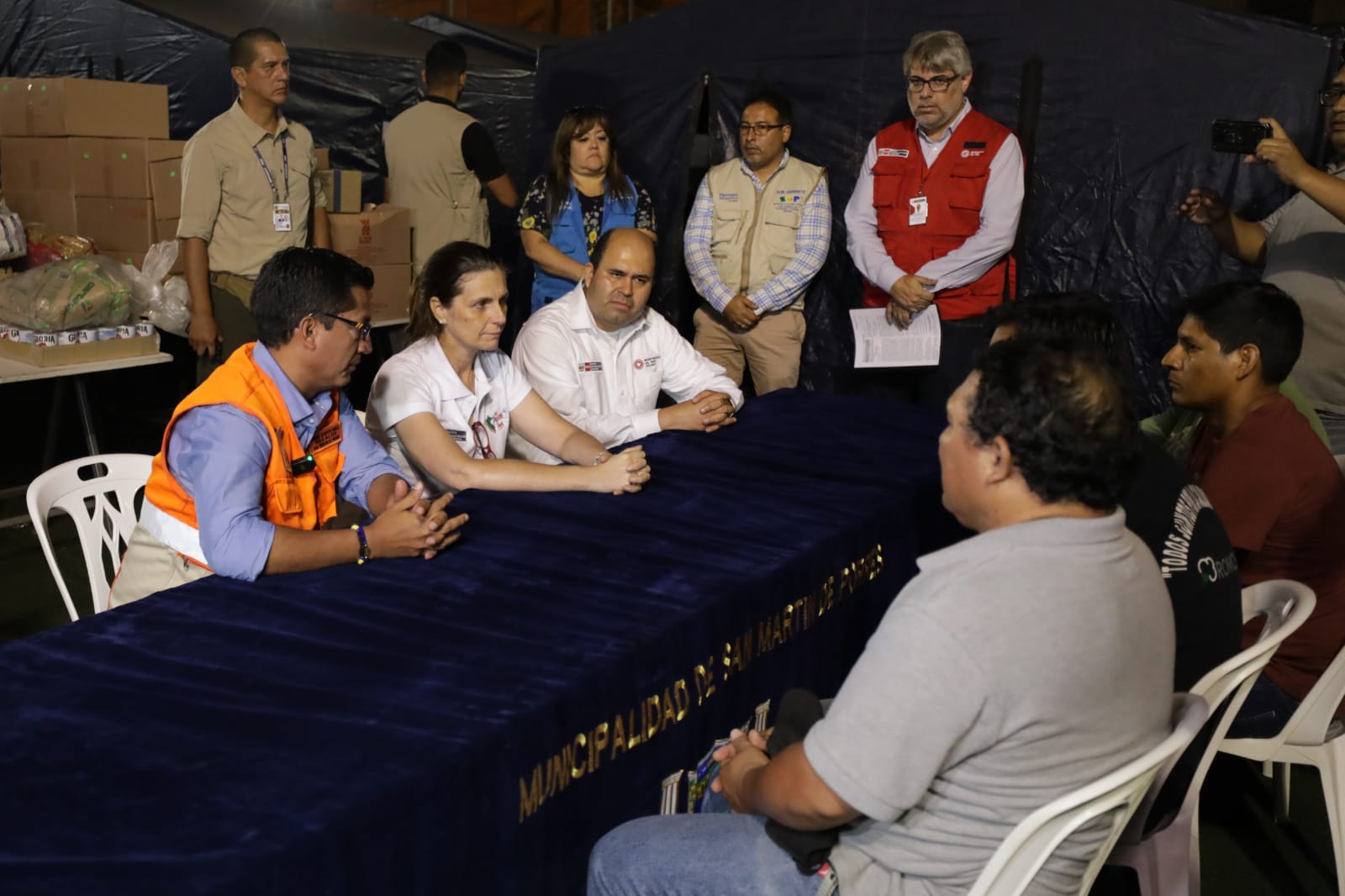 Se realizó un trabajo de sensibilización dirigido a las personas quienes, pese a permanecer en viviendas en riesgo de colapsar, aún no han decidido trasladarse.