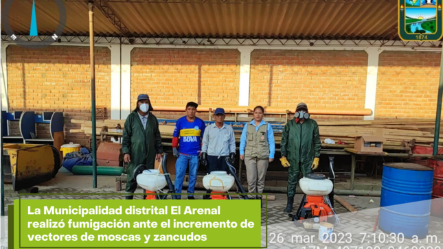 Foto de los encargados de la fumigación contra moscas y zancudos.  