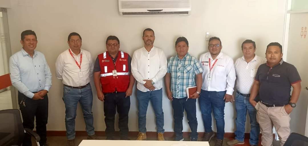 Alcalde y equipo técnico junto al Subdirector Regional de la ARCC