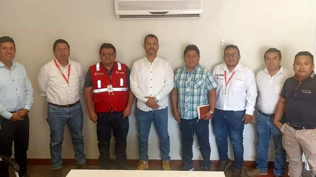 Alcalde y equipo técnico junto al Subdirector Regional de la ARCC
