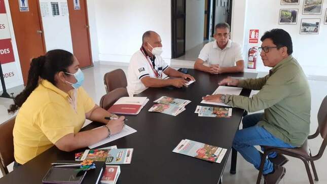 Alcalde en las oficinas de FONCODES