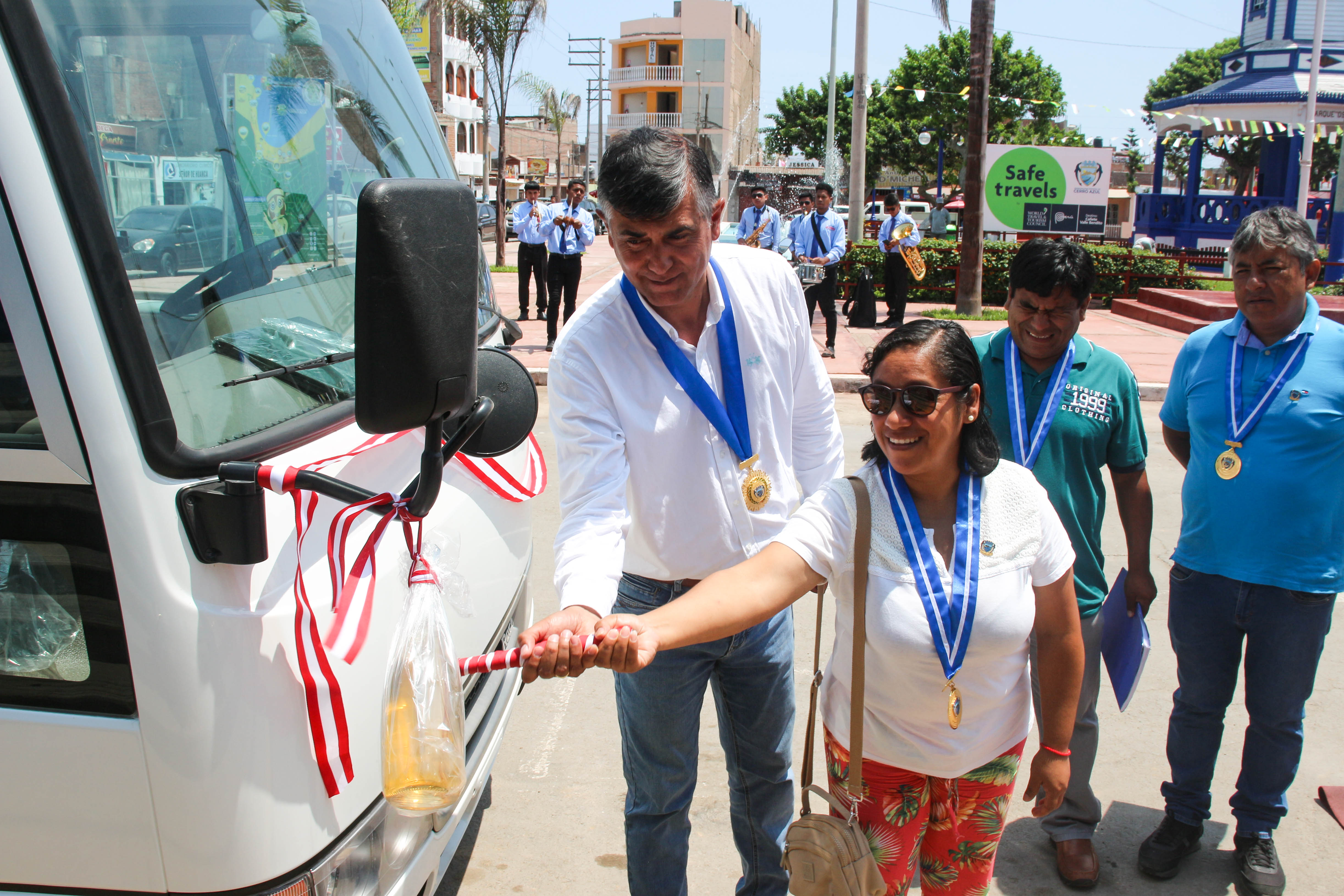 ¡Lo que nunca se hizo! Gestión municipal adquiere movilidad para atención del servicio educativo, social y recreativo en Cerro Azul.