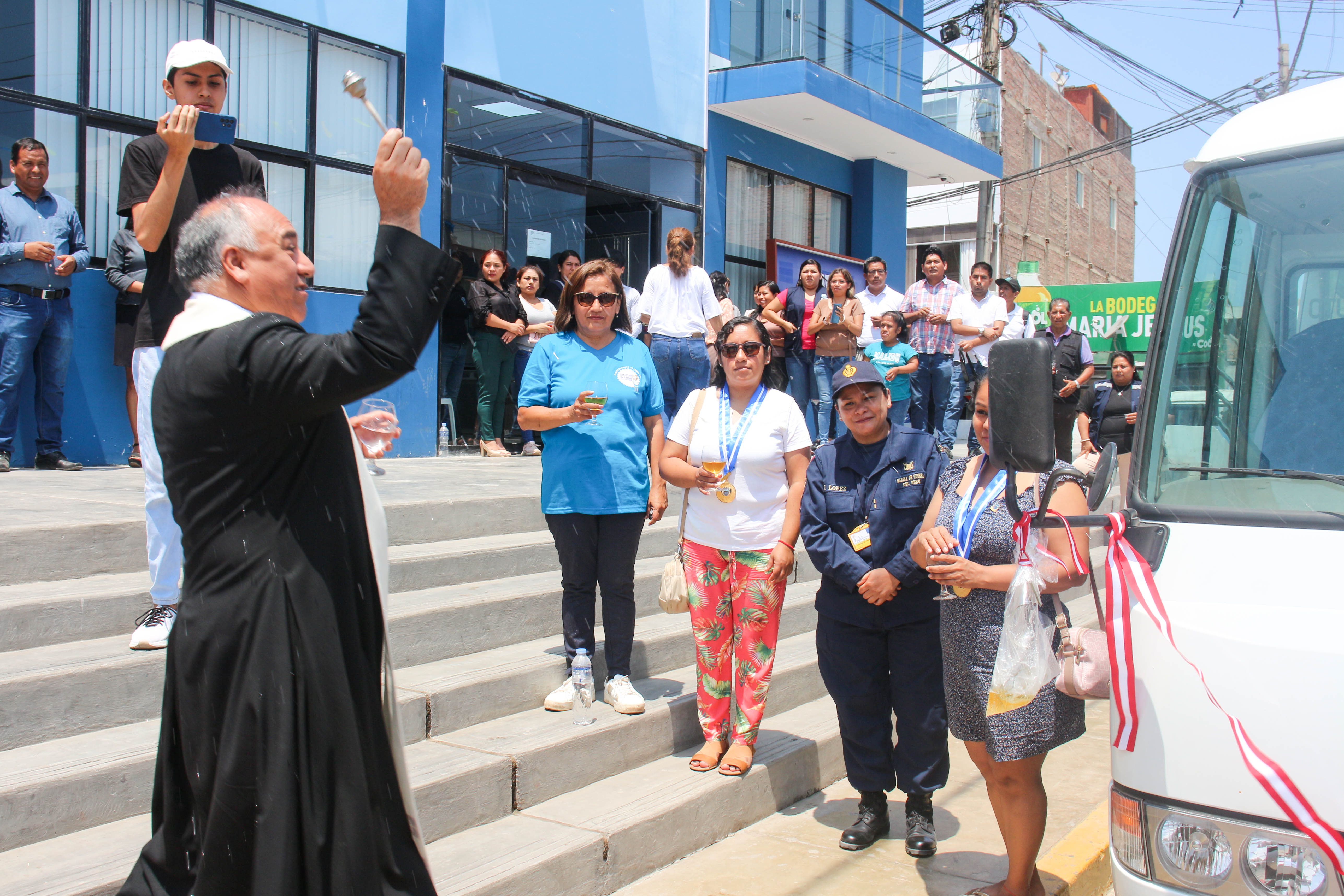 ¡Lo que nunca se hizo! Gestión municipal adquiere movilidad para atención del servicio educativo, social y recreativo en Cerro Azul.