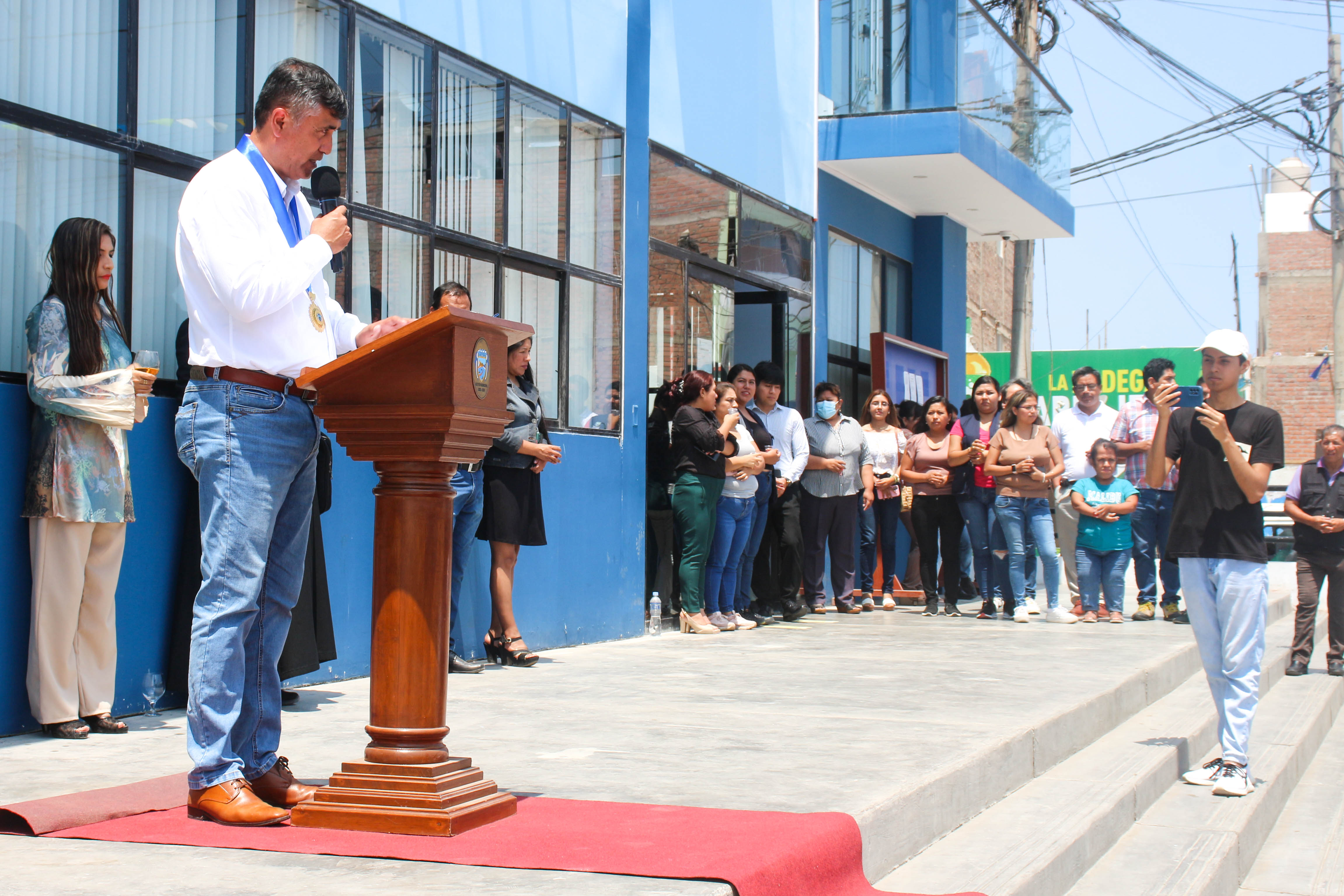 ¡Lo que nunca se hizo! Gestión municipal adquiere movilidad para atención del servicio educativo, social y recreativo en Cerro Azul.