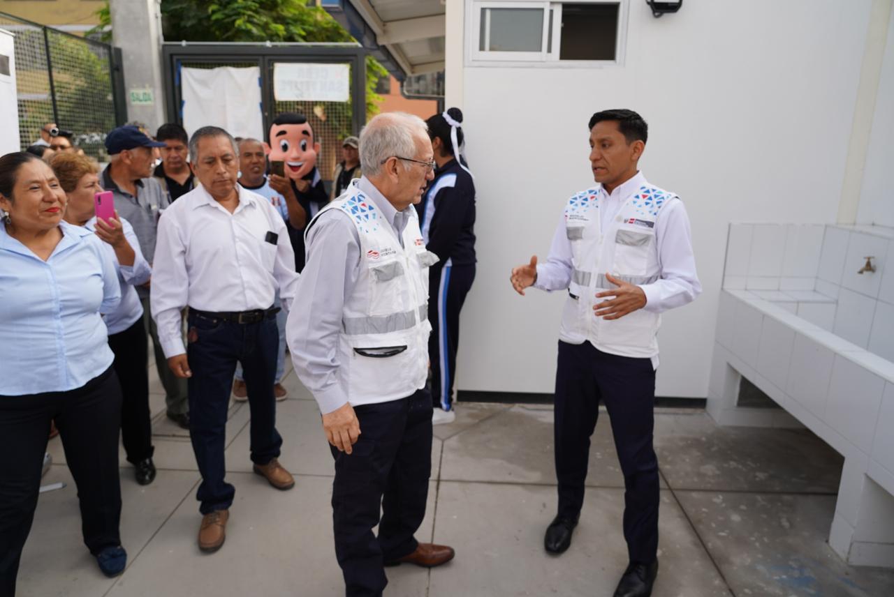 Ministro de Educación visitó escuela temporal que entregamos a la IE San Felipe en Comas