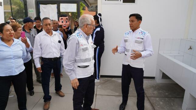 Ministro de Educación visitó escuela temporal que entregamos a la IE San Felipe en Comas