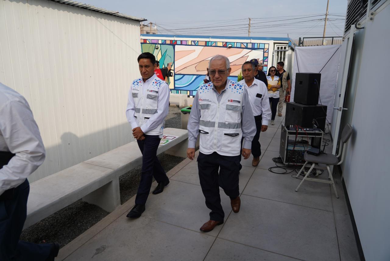 Ministro de Educación visitó escuela temporal que entregamos a la IE San Felipe en Comas