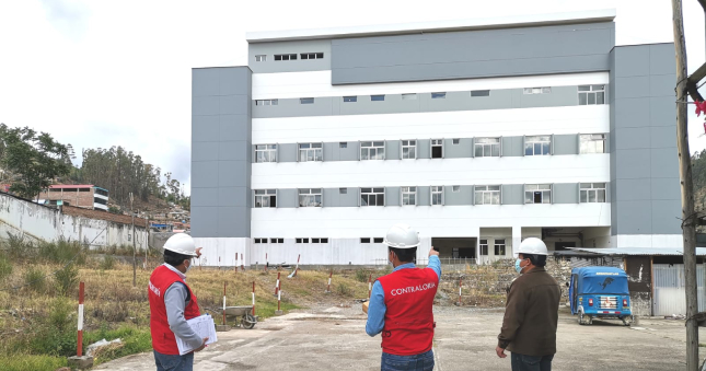 Auditores de la Contraloría al frontis de la obra inconclusa del nuevo hospital de Andahuaylas