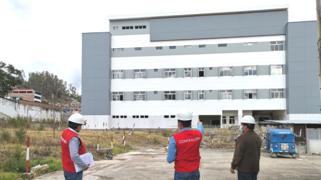 Auditores de la Contraloría al frontis de la obra inconclusa del nuevo hospital de Andahuaylas 