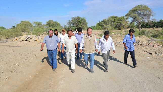 El alcalde llegó acompañado de regidores y funcionarios