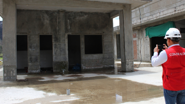 Acumulación de aguas pluviales y humedad generan riesgo en obra paralizada del Hospital Regional