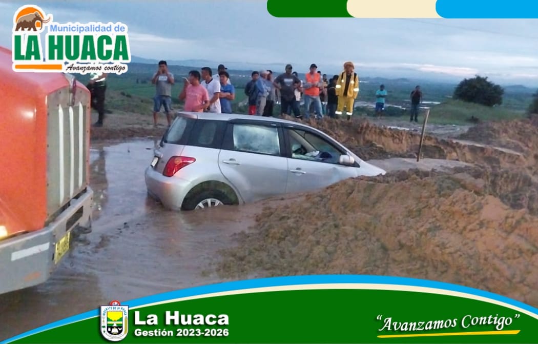 Auto atascado en la cuesta de la carreterab Paita-Sullana