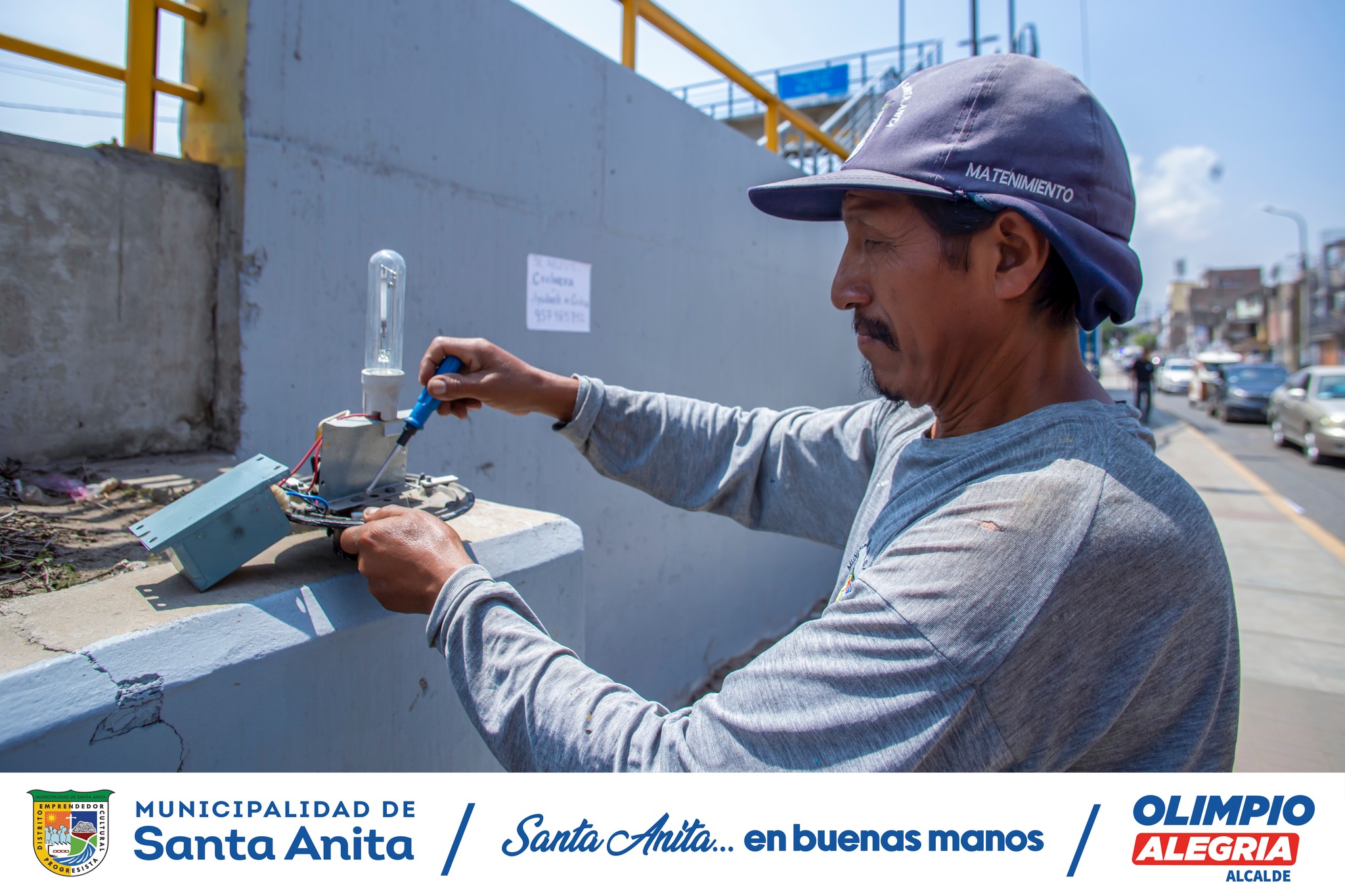 La seguridad de nuestros vecinos es nuestra principal preocupación. Por eso, nuestro personal de mantenimiento ha realizado el cambio de alumbrado público en la Av. 1 de mayo, para garantizar una iluminación más efectiva y segura en nuestro distrito.