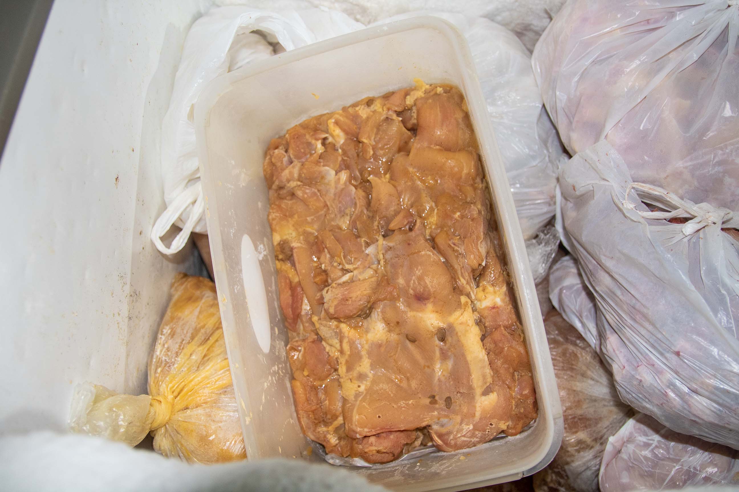Pollo congelado en mal estado de conservación