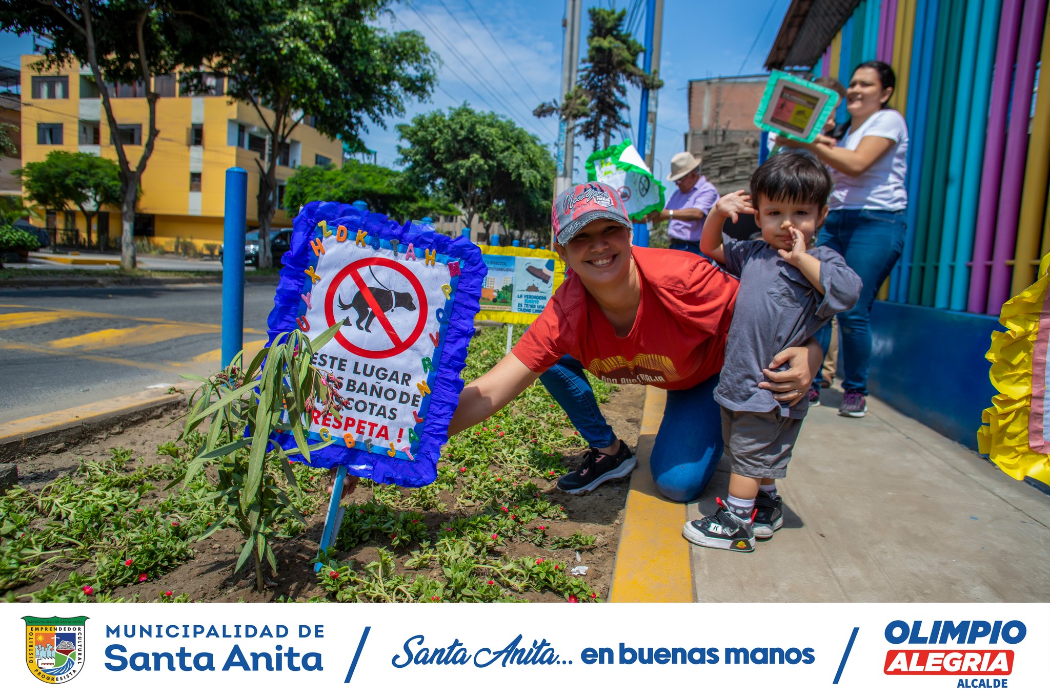Nuestros niΓ±os de la GuarderΓa Municipal de Santa Anita, junto a profesoras y padres, colocaron carteles en el frontis para crear conciencia sobre el cuidado de las Γ‘reas verdes y la importancia de recoger las necesidades de las mascotas. Β‘Sigamos su ejemplo y cuidemos nuestro entorno juntos!