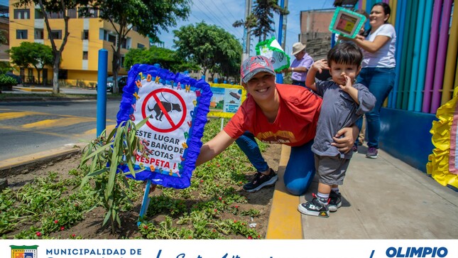Nuestros niños de la Guardería Municipal de Santa Anita, junto a profesoras y padres, colocaron carteles en el frontis para crear conciencia sobre el cuidado de las áreas verdes y la importancia de recoger las necesidades de las mascotas. ¡Sigamos su ejemplo y cuidemos nuestro entorno juntos!