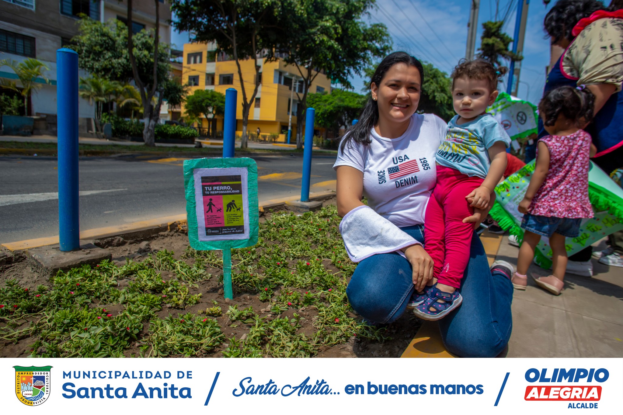 Nuestros niΓ±os de la GuarderΓa Municipal de Santa Anita, junto a profesoras y padres, colocaron carteles en el frontis para crear conciencia sobre el cuidado de las Γ‘reas verdes y la importancia de recoger las necesidades de las mascotas. Β‘Sigamos su ejemplo y cuidemos nuestro entorno juntos!