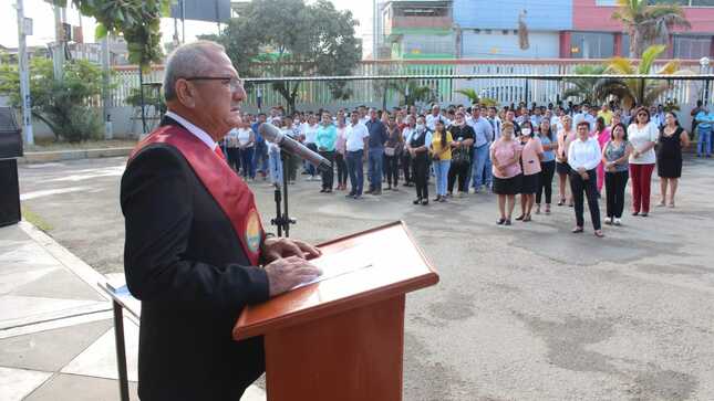 Gobernador regional Tumbes, brinda su discurso a la población tumbesina.
