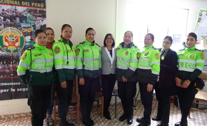 policías