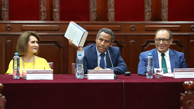 El presidente del TC Francisco Morales Saravia destacó la trayectoria del magistrado Gustavo Gutiérrez, como profesor universitario y abogado, que le ha permitido plasmar toda esa experiencia en la elaboración de esta obra.