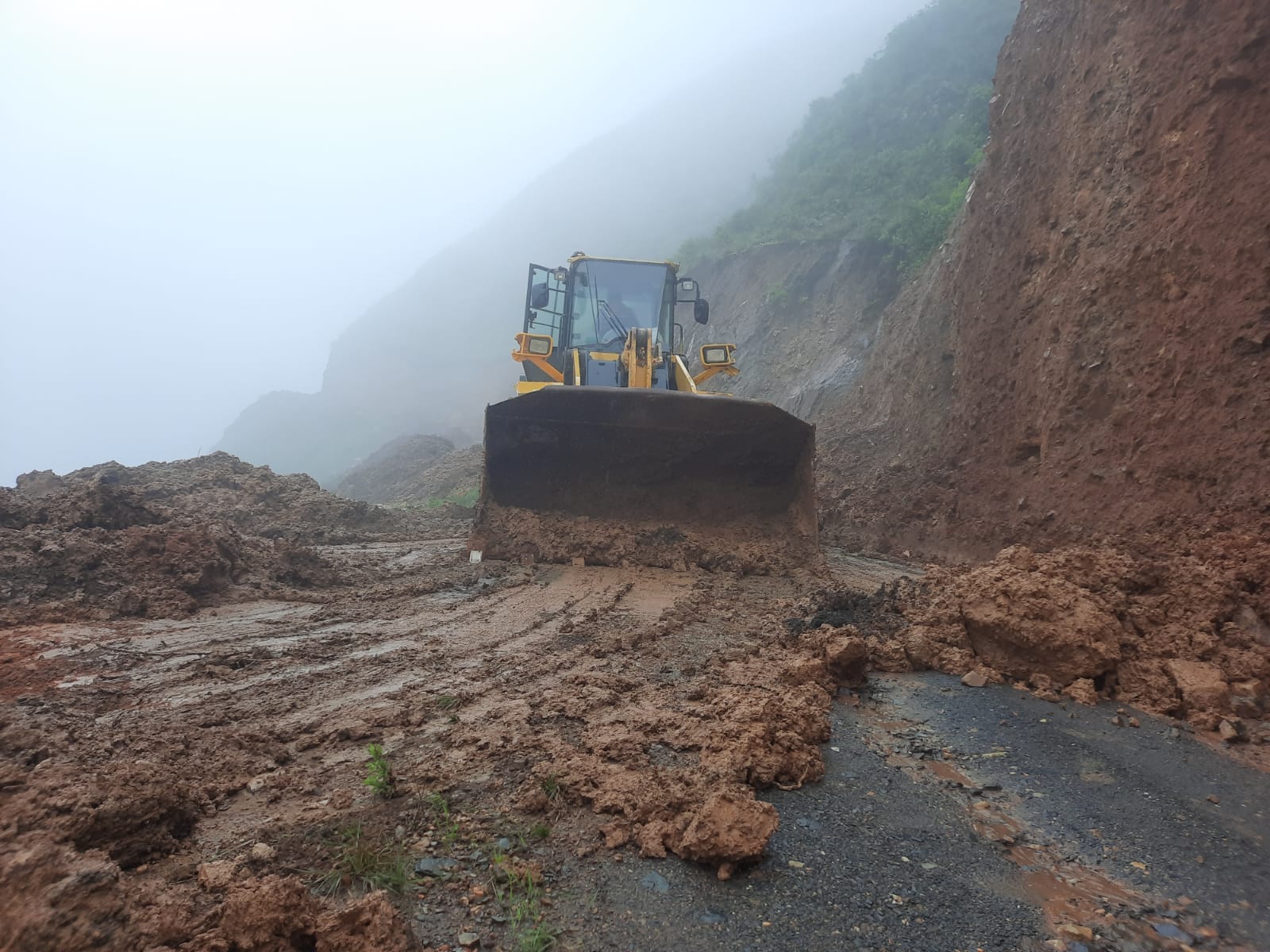 Maquinaria del municipio provincial de Aija reinició limpieza de vías afectadas por lluvias.