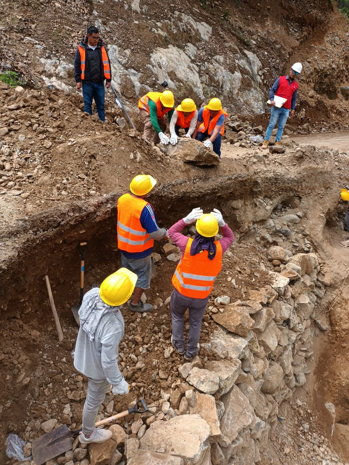 Continúan Trabajos de recuperación de la carretera Aija - Huarmey, en el sector San Damián.