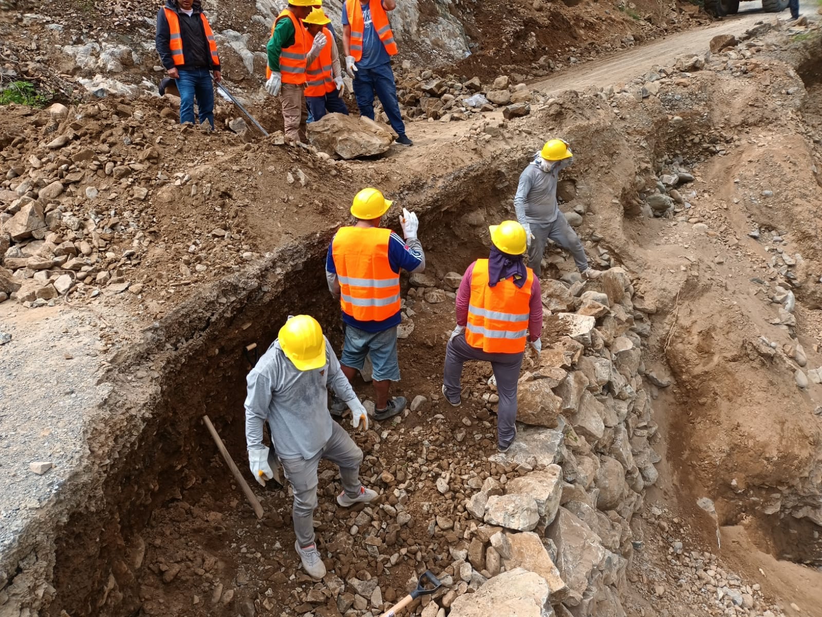 Continúan Trabajos de recuperación de la carretera Aija - Huarmey, en el sector San Damián.