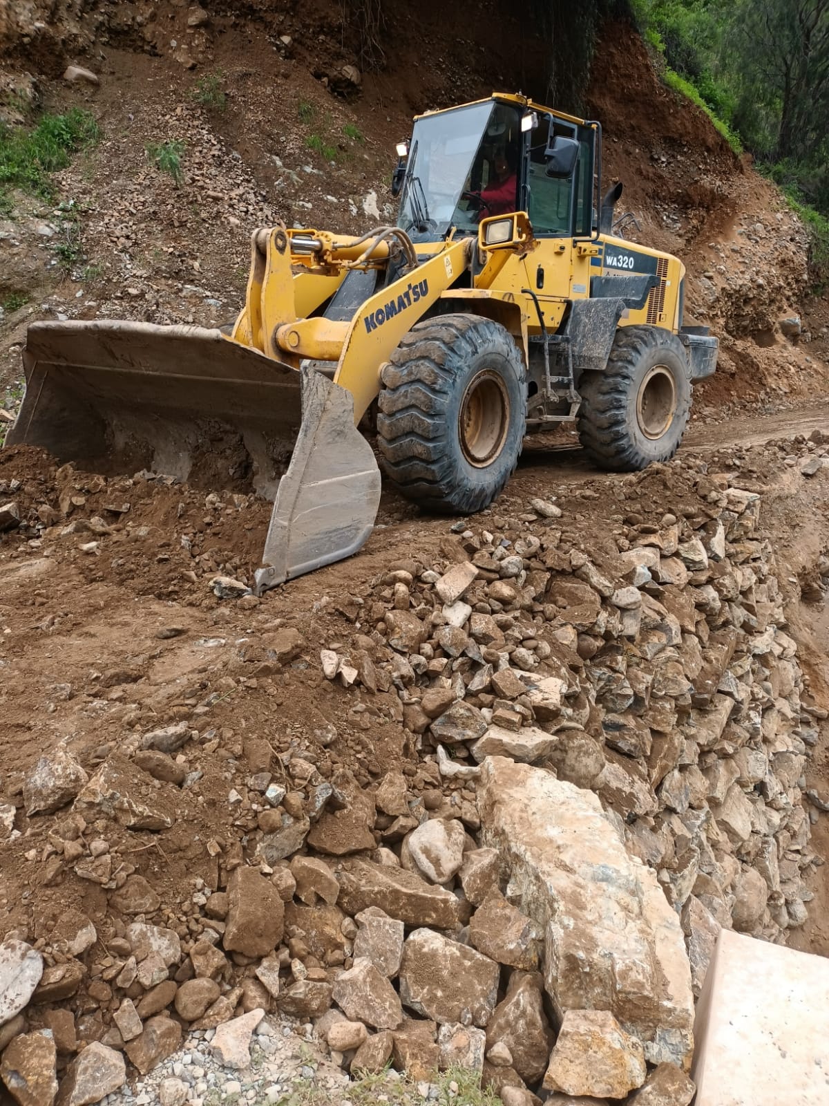 Continúan Trabajos de recuperación de la carretera Aija - Huarmey, en el sector San Damián.