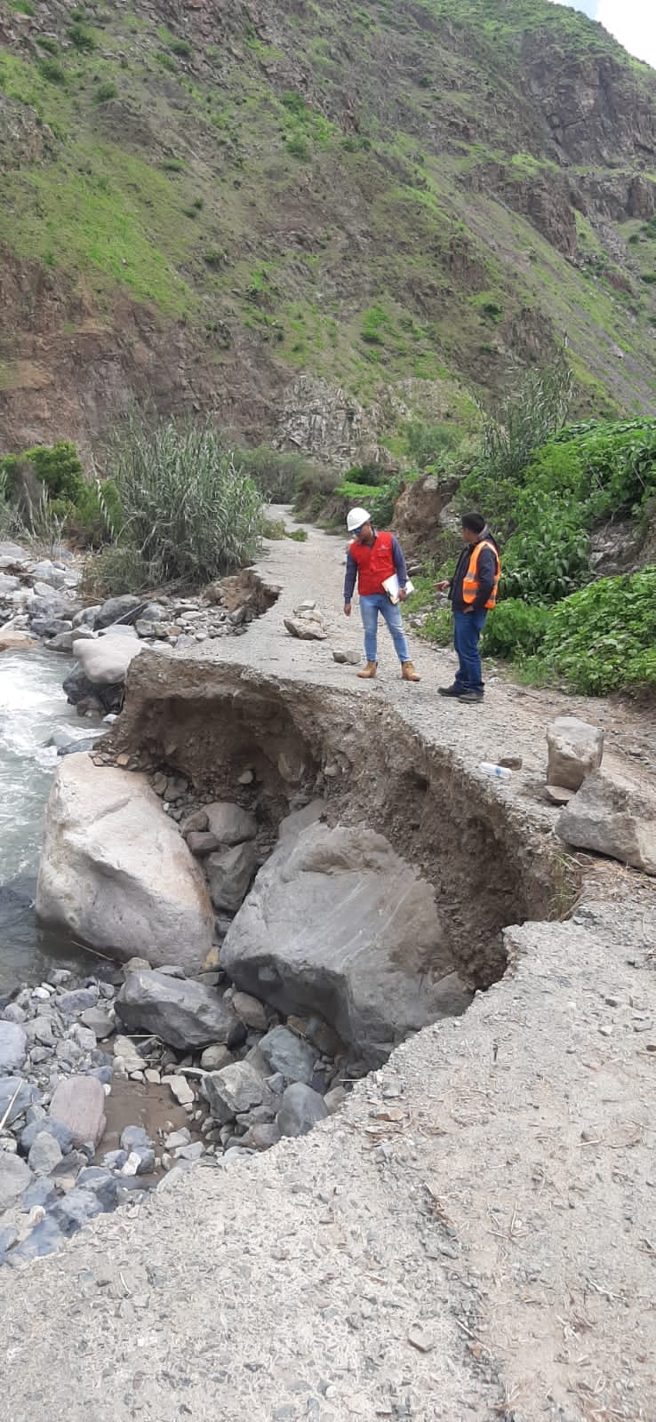 Continúan Trabajos de recuperación de la carretera Aija - Huarmey, en el sector San Damián.